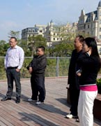 網(wǎng)友參觀晉陽(yáng)湖　　晉陽(yáng)湖項(xiàng)目原投資計(jì)劃為2.2億元，區(qū)域內(nèi)五座橋?yàn)榫坝^橋。為完善其功能，強(qiáng)化景觀提升效果，對(duì)部分項(xiàng)目進(jìn)行了優(yōu)化、提升，包括將區(qū)域內(nèi)五座景觀橋改為市政橋并新增兩座市政橋。