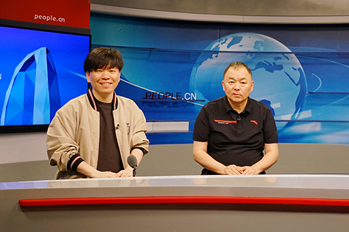 電影頻道節(jié)目中心副總編輯王平久（右）、音樂制作人常石磊（左）做客人民網(wǎng)。人民網(wǎng)記者 皇甫萬里 攝