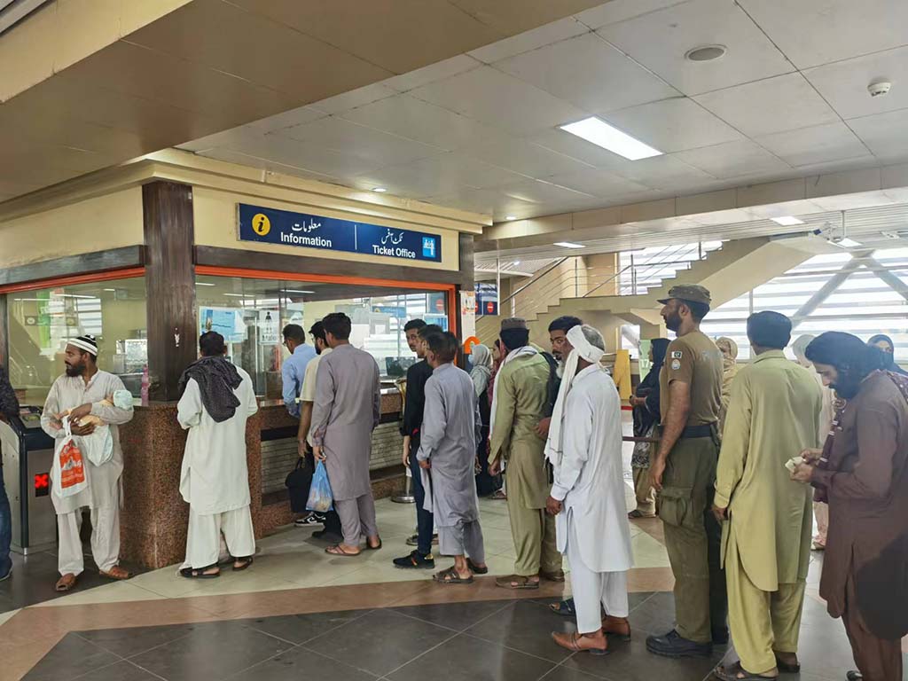 當(dāng)?shù)孛癖娫诶蠣柍染€地鐵里排隊(duì)購(gòu)票。（人民網(wǎng)記者 石晶攝）