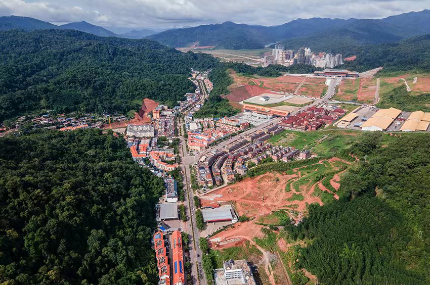 磨憨口岸俯瞰，右前方高層白色建筑群為老撾境內。人民網記者 符皓攝