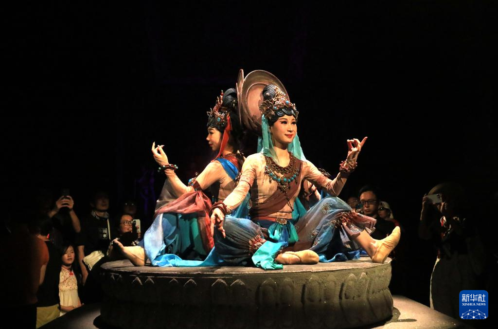 8月5日晚，游客在甘肅省敦煌市觀看大型洞窟式沉浸體驗(yàn)劇《樂動(dòng)敦煌》。 新華社發(fā)（張曉亮 攝）