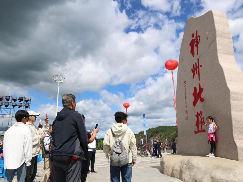 游客在漠河市地標(biāo)前打卡。新華社記者 徐凱鑫攝