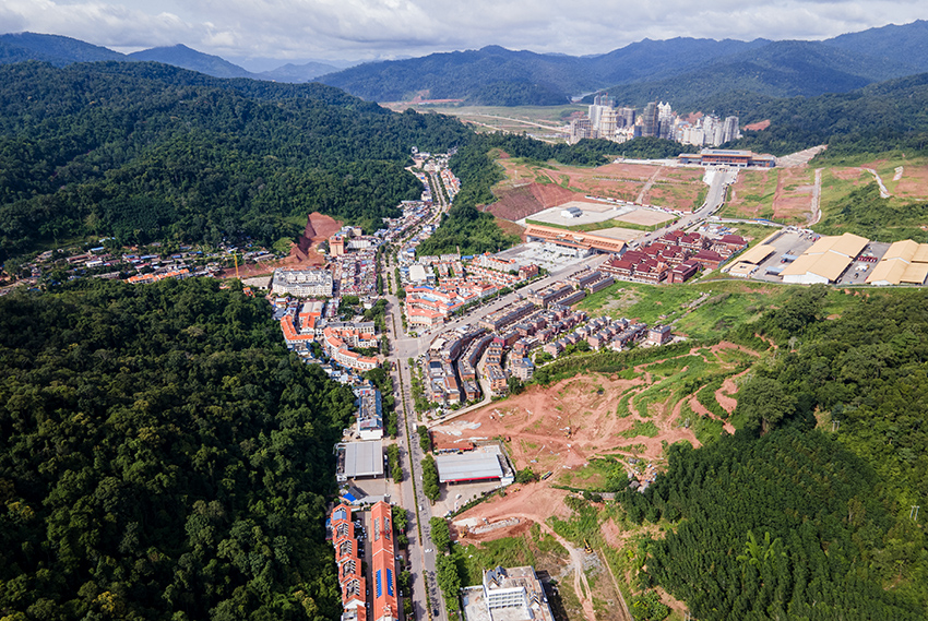 磨憨口岸俯瞰，右前方高層白色建筑群為老撾境內(nèi)。人民網(wǎng)記者 符皓攝