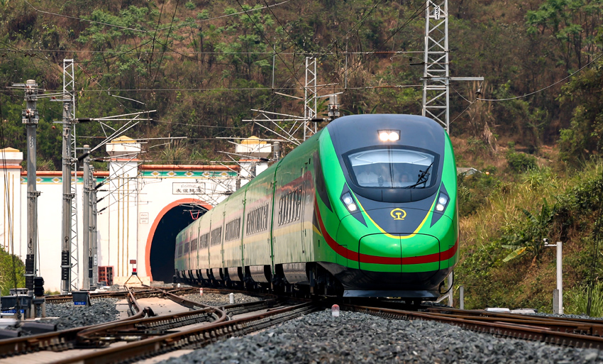 “復(fù)興號”動車組列車駛過友誼隧道。徐章位攝