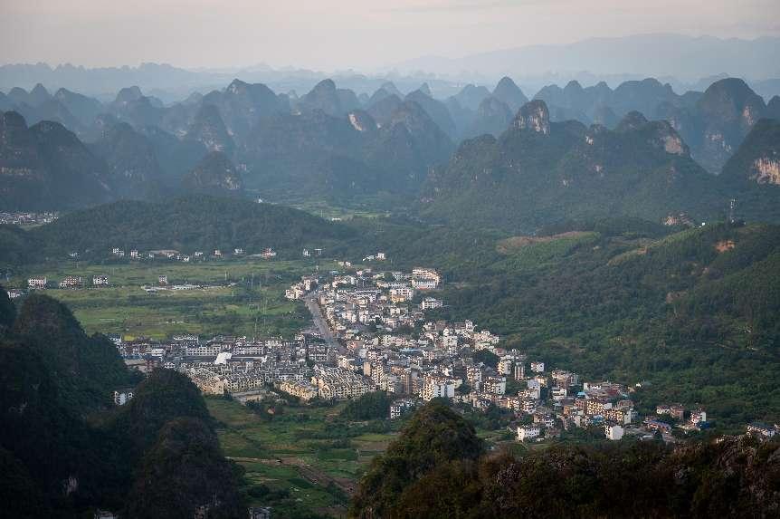 廣西層巒疊嶂，郁郁蔥蔥。 人民網(wǎng) 嚴(yán)立政攝