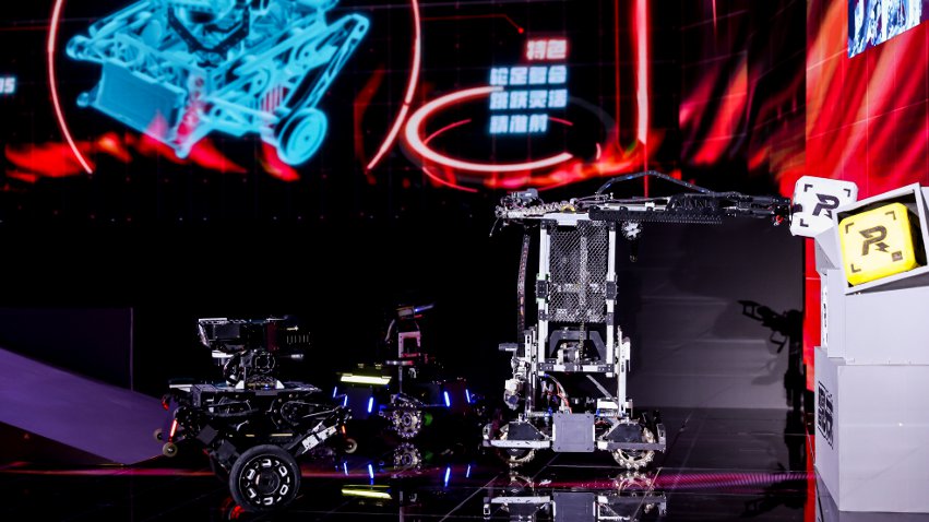 武漢工程大學(xué)大學(xué)生們帶來的機甲大師對抗比賽。主辦方供圖