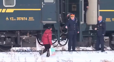 這輛綠皮火車(chē)，一個(gè)人也會(huì)等