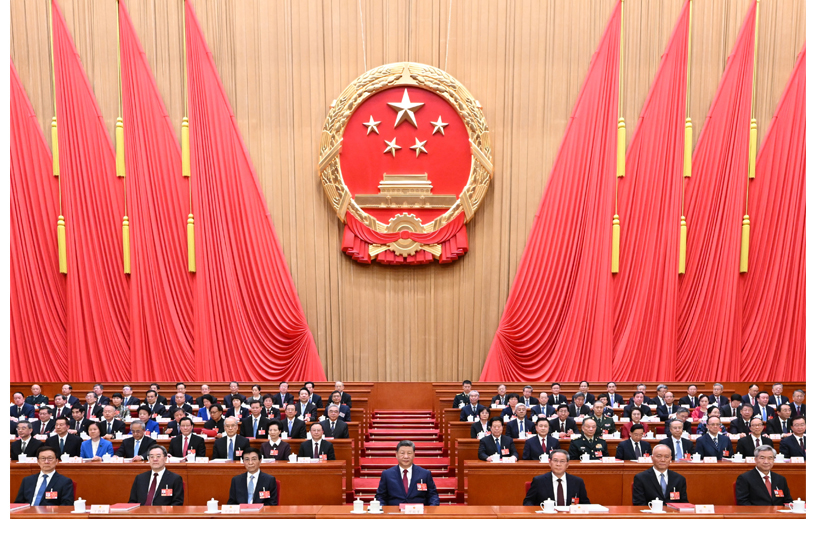 十四屆全國人大四次會議在京閉幕 習(xí)近平等在主席臺就座